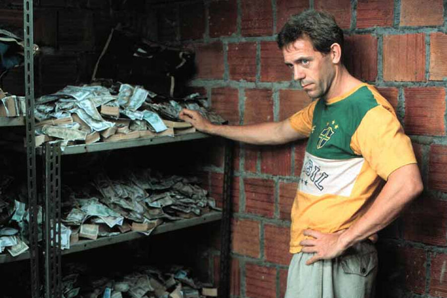 <b>«Девушка из&nbsp;Рио» (2001)</b>
<br><br>
В&nbsp;комедийной ленте «Девушка из&nbsp;Рио» Хью Лори перевоплотился в&nbsp;скромного банковского служащего Реймонда, тайным увлечением которого является бразильская самба. В&nbsp;канун рождества Реймонд узнает, что жена изменяет ему с&nbsp;его боссом, и так расстраивается, что грабит банк, в&nbsp;котором работает, и отправляется в&nbsp;город своей мечты &mdash; Рио-де-Жанейро, где его, конечно же, ждут невероятные приключения.