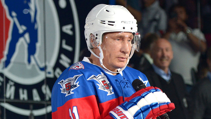 Владимир Путин во время хоккейного матча Ночной хоккейной лиги в Большом Ледовом дворце
