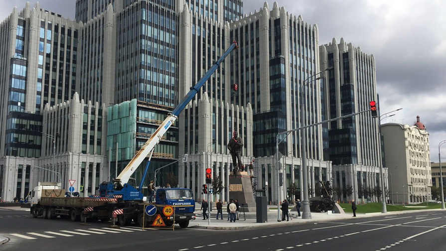 Установка памятника Михаилу Калашникову в&nbsp;Москве, 16&nbsp;сентября 2017&nbsp;года