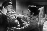 Евгений Урбанский и Нина Дробышева в сцене из фильма режиссера Григория Чухрая «Чистое небо», 1961 год
