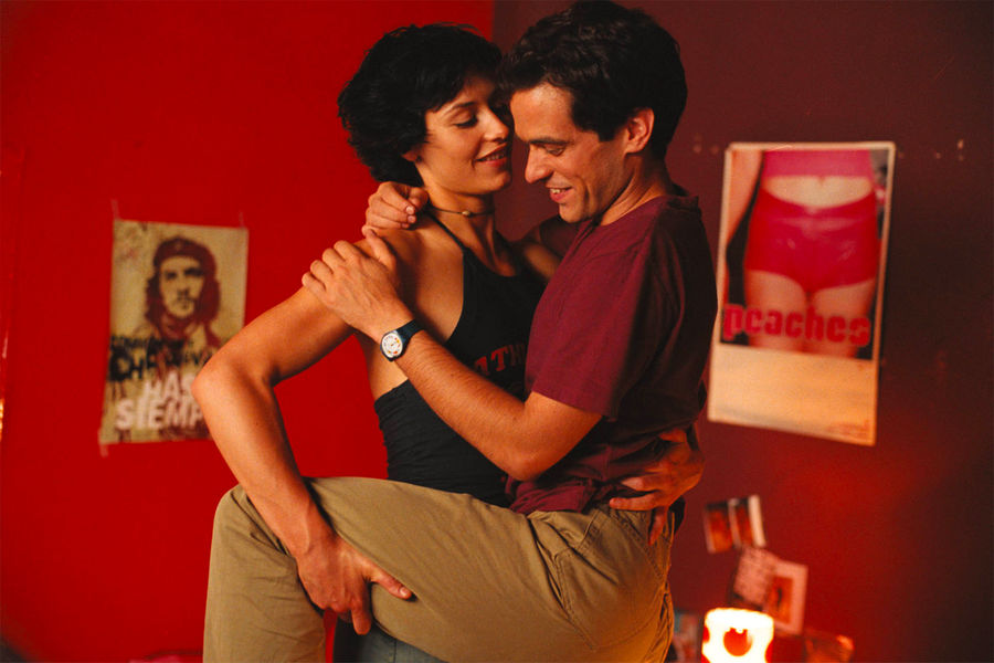 <b>Трилогия «Испанка», «Красотки» и «Китайская головоломка» (2002, 2005, 2013)</b>
<br><Br>
Одной из&nbsp;интереснейших работ в&nbsp;портфолио актрисы стала кинотрилогия Седрика Клапиша. Сюжет всех трех частей завязан на&nbsp;любовном треугольнике героев Тоту, Ромена Дюриса и Келли Райлли. Фильмы «Испанка», «Красотки» и «Китайская головоломка» затрагивают проблему выбора жизненного пути, поиска идеального партнера и взаимоотношения людей разных национальностей. Действие второй части, кстати, разворачивается в&nbsp;Москве и Санкт-Петербурге, а само название фильма на&nbsp;французском языке буквально означает «матрешки» &mdash; так французы называли русских красавиц. Что касается заключительной картины трилогии, то ради съемок в&nbsp;ней Тоту пришлось выучить китайский язык.
