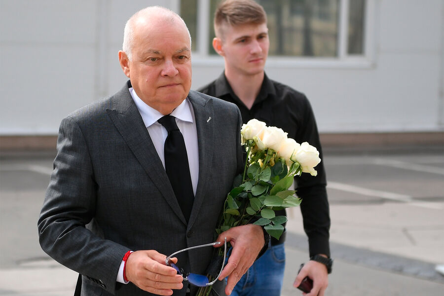 Генеральный директор медиагруппы &laquo;Россия сегодня&raquo; Дмитрий Киселев перед&nbsp;церемонией прощания с&nbsp;журналисткой и политологом Дарьей Дугиной в&nbsp;телецентре &laquo;Останкино&raquo; в&nbsp;Москве, 23&nbsp;августа 2022&nbsp;года