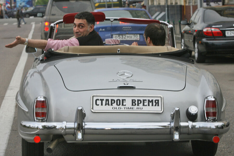 Тигран Кеосаян на&nbsp;своем ретро-автомобиле «Мерседес» на&nbsp;Воробьевых горах во время автопробега, 2006&nbsp;год