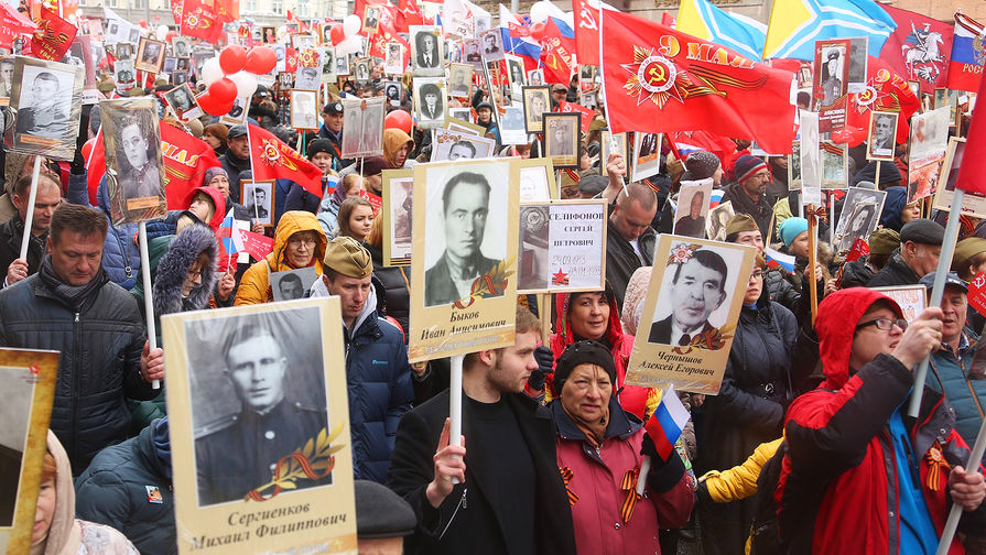 Участники во время акции «Бессмертный полк» в Москве