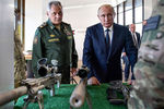Президент России Владимир Путин во время посещения стрелкового центра на&nbsp;территории выставочного комплекса военно-патриотического парка &laquo;Патриот&raquo;, 19 сентября 2018 года