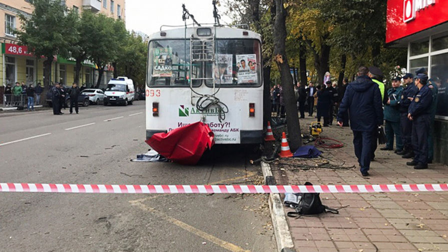 Троллейбус, совершивший наезд на&nbsp;остановку общественного транспорта в&nbsp;городе Орел, 9 октября 2018 года