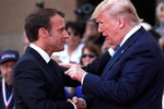 Президент Франции Эмманюэль Макрон и президент США Дональд Трамп во время церемонии в честь 75-летия высадки в Нормандии в коммуне Кольвиль-Сюр-Мер, 6 июня 2019 года
