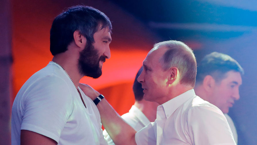 Хоккеист Александр Овечкин и президент РФ Владимир Путин на&nbsp;VIII Международном турнире по&nbsp;профессиональному боевому самбо &laquo;Плотформа S-70&raquo;, 2017 год