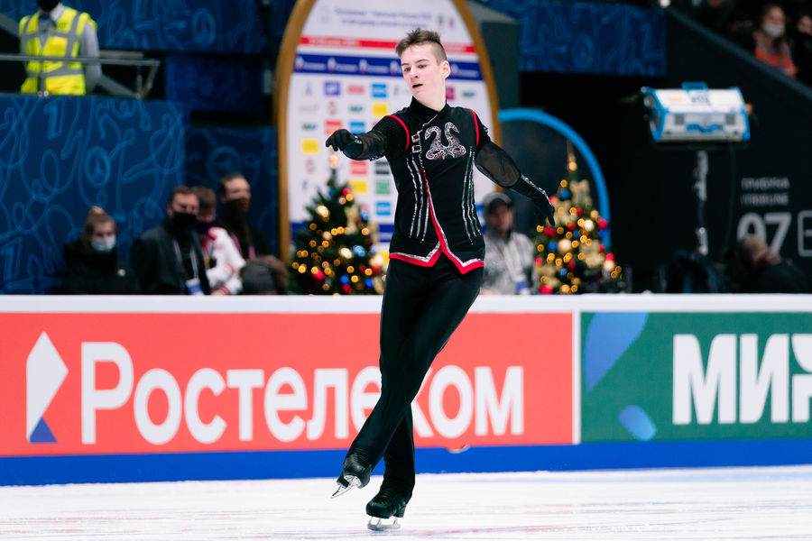 Артем Ковалев выступает с&nbsp;короткой программой на&nbsp;чемпионате России &mdash; 2022