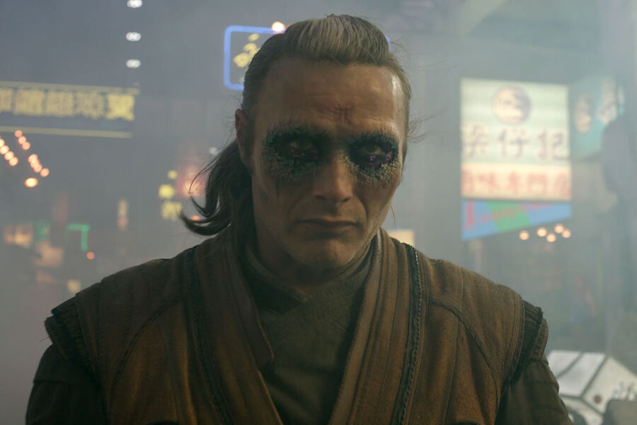 <b>&laquo;Доктор Стрэндж&raquo; (2016)</b>
<br><br>
После успеха &laquo;Ганнибала&raquo; Мадс Миккельсен естественным образом попал в&nbsp;голливудский мейнстрим и получил собственного антагониста в&nbsp;киновселенной Marvel. В&nbsp;фильме &laquo;Доктор Стрэндж&raquo; он сыграл Кецилия &mdash; могущественного мага и противника главного героя в&nbsp;исполнении Бенедикта Камбербэтча. Сложный грим и многочисленные трюки, которые актер выполнял сам, превратили Кецилия в&nbsp;одного из&nbsp;самых выразительных и запоминающихся злодеев Marvel.
