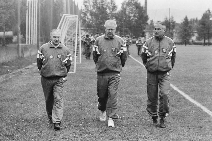 Штаб сборной команды СССР по&nbsp;футболу: начальник команды Никита Павлович Симонян, главный тренер Валерий Васильевич Лобановский и тренер Юрий Андреевич Морозов (слева направо) во время тренировки футболистов на&nbsp;базе Спортивного комитета СССР перед&nbsp;отъездом в&nbsp;Италию на&nbsp;XIV чемпионат мира по&nbsp;футболу, 1990&nbsp;год 