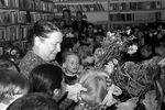 Детская поэтесса Агния Барто среди юных читателей в Алма-Ате, 1964 год