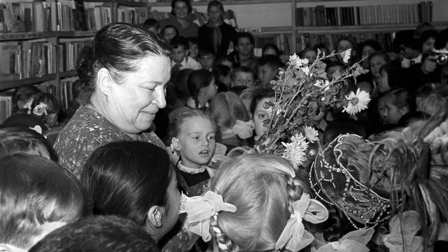 Детская поэтесса Агния Барто среди юных читателей в&nbsp;Алма-Ате, 1964&nbsp;год