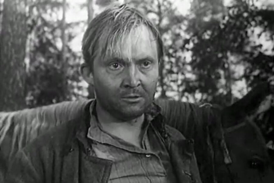 <b>&laquo;Адъютант его превосходительства&raquo; (1969)</b>
<br><br>
Особо правдоподобно Павлов играл отрицательных персонажей &mdash; как, например, в&nbsp;&laquo;Адъютанте его превосходительства&raquo;, где он исполнил роль Мирона Осадчего, члена банды и агента белой разведки. После выхода проекта с&nbsp;актером случился забавный инцидент, о&nbsp;котором он потом рассказывал в&nbsp;интервью: &laquo;Меня в&nbsp;магазине одна зрительница знаете как приложила! Только вышел на&nbsp;экраны &laquo;Адъютант его превосходительства&raquo;. Я там сыграл бандита Мирона Осадчего. И вот после премьеры стою в&nbsp;очереди в&nbsp;магазине. Очередь небольшая, человека четыре, а девушка со стороны лезет. Я ей культурно объясняю, что ее пропущу, &mdash; но зачем впереди бабушек лезть? Она повернулась и говорит: &laquo;Вы как в&nbsp;кино гад, так и в&nbsp;жизни сволочь&raquo;.

