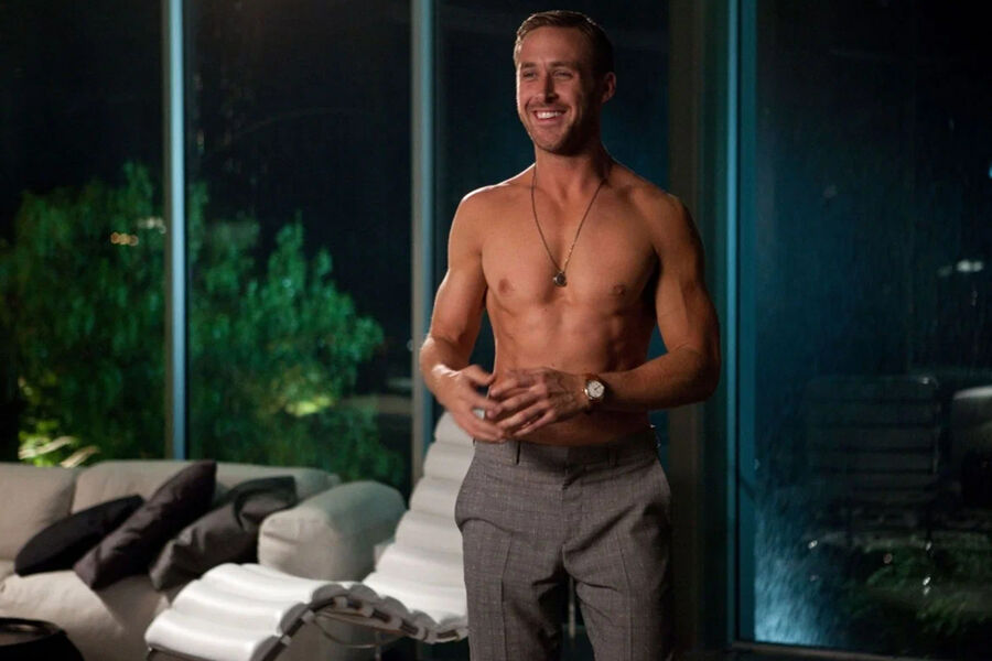 <b>&laquo;Эта дурацкая любовь&raquo; (2011)</b>
<br><br>
Милый ромком со звездой &laquo;Офиса&raquo; Стивом Кареллом в&nbsp;главной роли, где персонаж Гослинга впервые пытается завоевать сердце героини Эммы Стоун &mdash; впоследствии самой частой партнерши канадца в&nbsp;кино. После выхода картины СМИ пытались раскрутить слухи о&nbsp;романе актеров, однако Гослинг на&nbsp;тот момент уже начал встречаться со своей будущей женой Евой Мендес.
