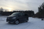 Внедорожная версия предполагает пластиковую защиту нижней части кузова, увеличенный на два сантиметра клиренс, 18-дюймовые колеса, металлический или резиновый пол в салоне — его, по задумке, должно быть легко отмыть после путешествия
