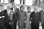 Семейное фото семьи Хрущевых: (слева направо) дочь Елена, Никита Хрущев, сын Сергей с женой, дочь Рада, жена Нина Петровна, зять А.И.Аджубей, 1963 год
