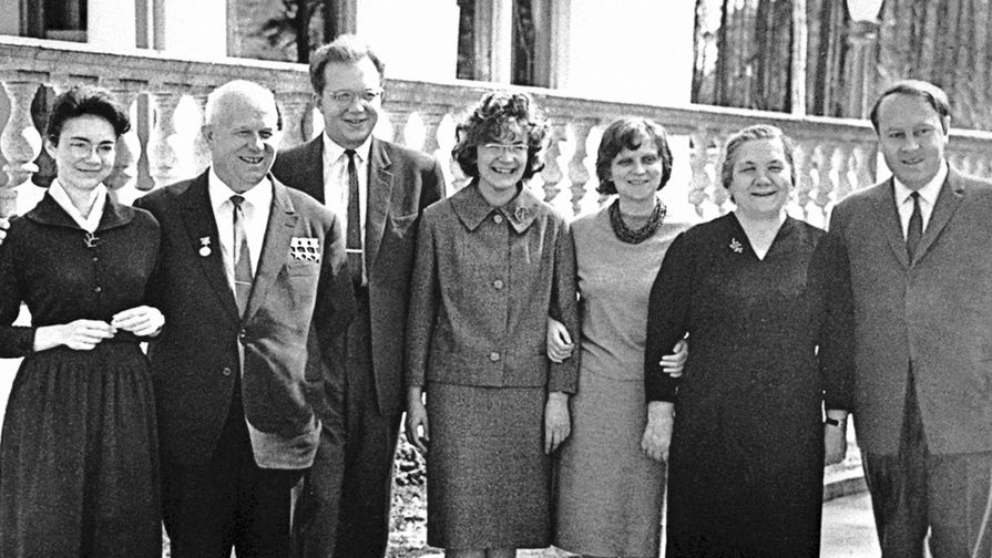 Семейное фото семьи Хрущевых: (слева направо) дочь Елена, Никита Хрущев, сын Сергей с женой, дочь Рада, жена Нина Петровна, зять А.И.Аджубей, 1963 год