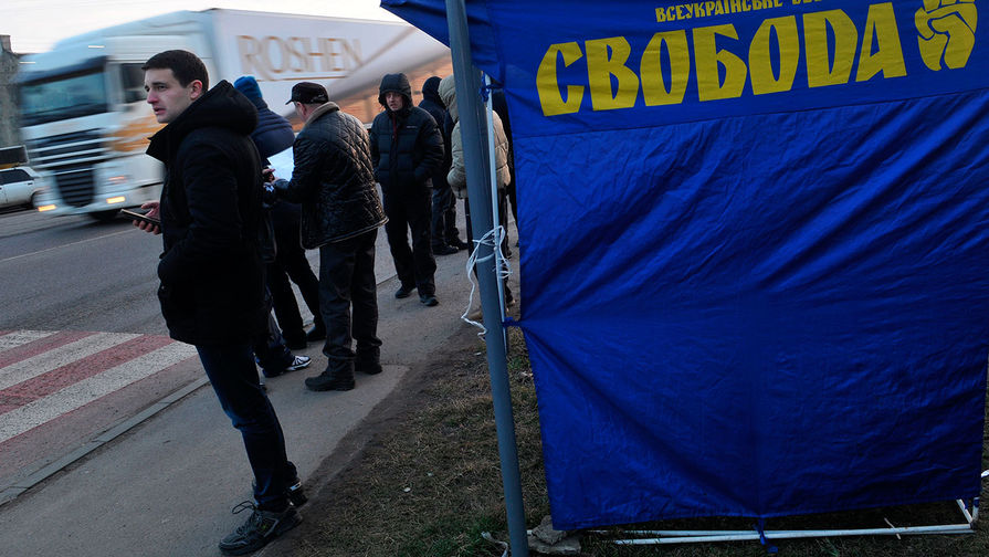 Накануне активисты националистической партии &laquo;Свобода&raquo; блокировали движение грузовиков с&nbsp;российскими номерами у&nbsp;города Стрый