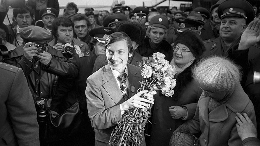 Чемпион мира по&nbsp;шахматам Анатолий Карпов после возвращения из&nbsp;Багио, где он одержал победу над&nbsp;Виктором Корчным, 1978&nbsp;год