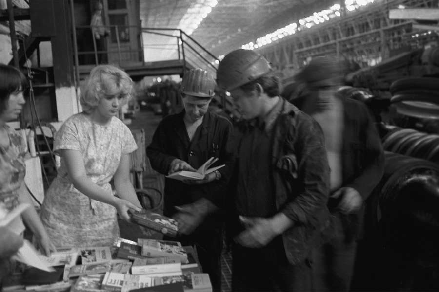 Книжный прилавок в&nbsp;цехе завода &laquo;Азовсталь&raquo;, 1979&nbsp;год
