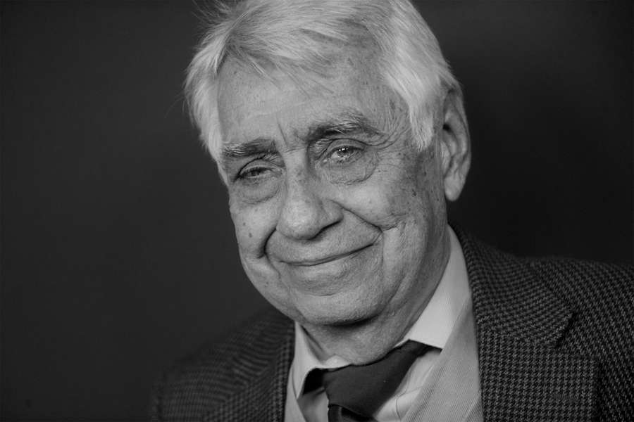 <b>Филип Бейкер Холл (10 сентября 1931 &mdash; 12&nbsp;июня 2022)</b> &mdash; американский актер, наиболее известный по&nbsp;участию в&nbsp;фильмах «Ночи в&nbsp;стиле буги», «Час пик», «Магнолия», «Свой человек», «Брюс Всемогущий», «Догвилль» и «Ужас Амитивилля»