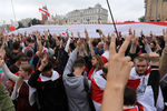 Участники акции протеста против результатов выборов в Белоруссии на площади Независимости напротив Дома правительства в Минске, 23 августа 2020 года