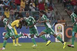 Нигерийцы радуются после гола Брауна Идейе
