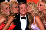 Хью Хефнер в окружении девушек Playboy в Каннах, 1999 год