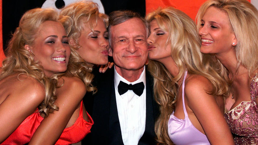 Хью Хефнер в&nbsp;окружении девушек Playboy в&nbsp;Каннах, 1999 год