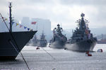 Корабли на параде в честь Дня Военно-морского флота в бухте Золотой Рог во Владивостоке, 25 июля 2021 года