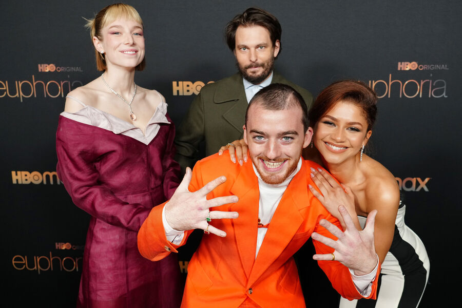 Актеры сериала &laquo;Эйфория&raquo; Хантер Шафер (слева), Ангус Клауд, Зендея и режиссер Сэм Лэвинсон во время премьеры 2-го сезона сериала в&nbsp;Лос-Анджелесе, Калифорния, 2022&nbsp;год