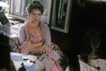 <b>«Жестокий романс», Эльдар Рязанов (1984)</b>
<br><br>
В мелодраме «Жестокий романс» Фрейндлих исполнила роль вдовы потомственного дворянина и мать трех дочерей Хариту Огудалову. По сюжету она обеднела после смерти мужа и всеми силами старается выгоднее выдать наследниц замуж за достаточно богатых и знатных женихов. Младшую дочь Хариты, на которую положили глаз сразу несколько состоятельных господ, сыграла Лариса Гузеева. Картина стала лучшим фильмом 1984 года по версии журнала «Советский экран».