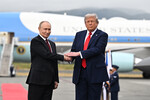 Президент РФ Владимир Путин (слева) и президент США Дональд Трамп во время встречи на военной базе Эльмендорф-Ричардсон на Аляске, 15 августа 2025 года