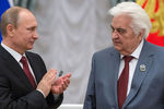 Президент России Владимир Путин и композитор Евгений Крылатов во время церемонии вручения в Кремле премий молодым деятелям культуры и премий за произведения для детей, 2015 год 