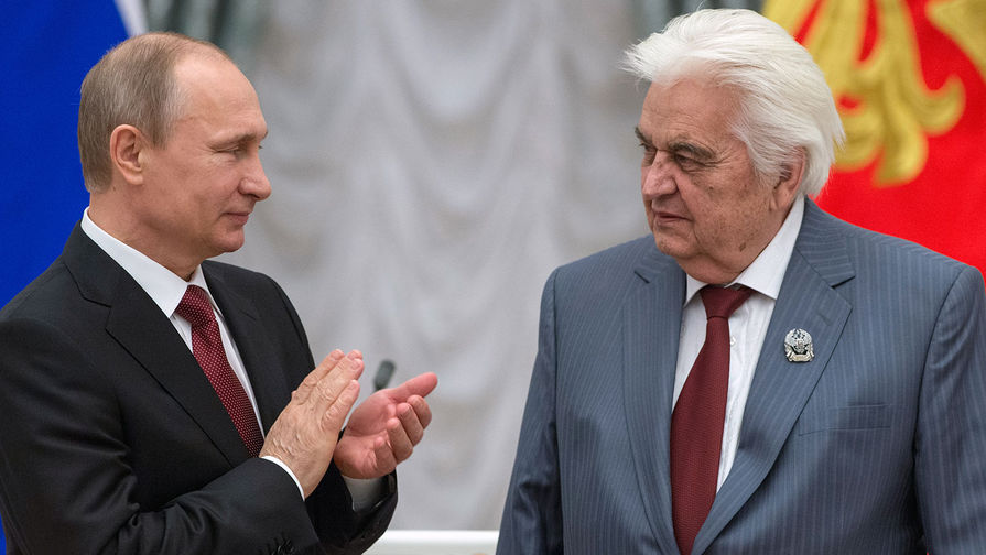 Президент России Владимир Путин и композитор Евгений Крылатов во время церемонии вручения в&nbsp;Кремле премий молодым деятелям культуры и премий за&nbsp;произведения для&nbsp;детей, 2015 год 
