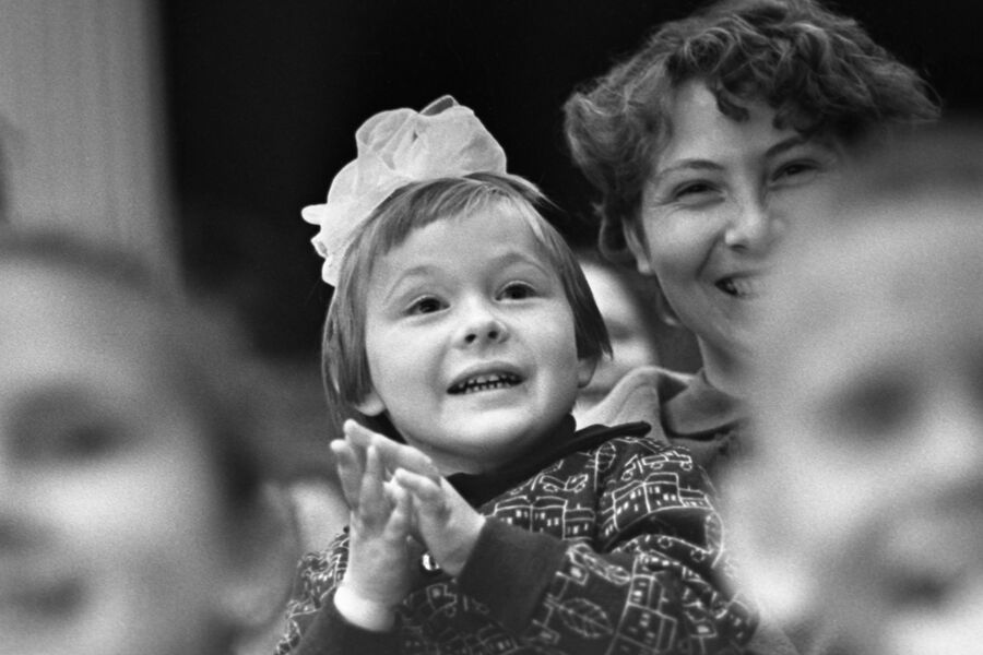 Юные зрители на&nbsp;цирковом представлении, 1966&nbsp;год