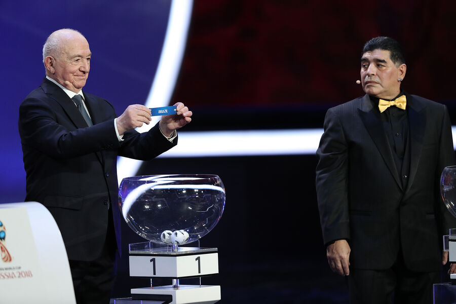 Советский футболист и футбольный тренер, первый вице-президент РФС Никита Симонян и аргентинский футболист Диего Марадона (слева направо) на&nbsp;церемонии жеребьевки группового этапа чемпионата мира по&nbsp;футболу 2018&nbsp;года в&nbsp;Государственном Кремлевском дворце, 2017&nbsp;год 