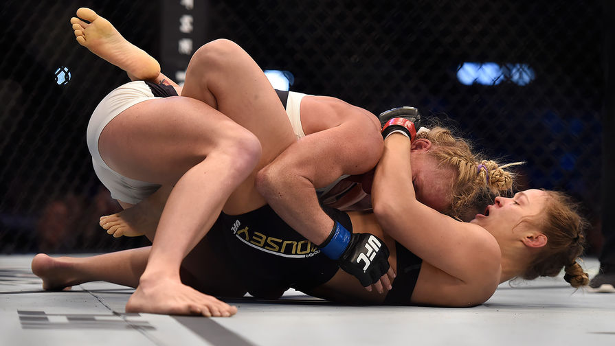 Холи Холм и Ронда Роузи во время главного поединка турнира UFC 193&nbsp;на&nbsp;арене Etihad Stadium в&nbsp;Мельбурне