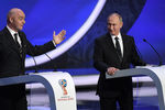 Президент FIFA Джанни Инфантино и президент России Владимир Путин во время жеребьевки ЧМ-2018 по футболу в Москве, 1 декабря 2017 года