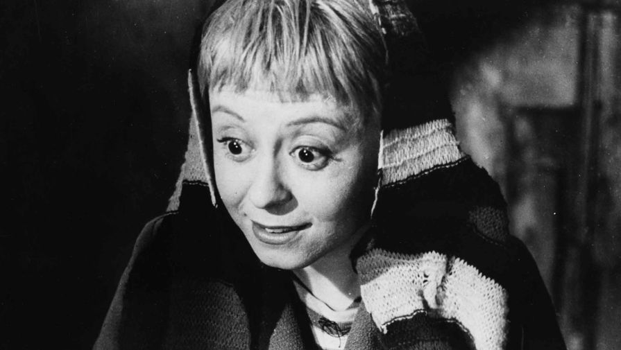 Джульетта Мазина дебютировала в&nbsp;кино не у&nbsp;Феллини. В&nbsp;1946 году она снялась в&nbsp;ленте &laquo;Пайза&raquo; (или &laquo;Земляк&raquo;) Роберто Росселини &mdash; во втором знаковом для&nbsp;эпохи неореализма фильме после его же &laquo;Рим &mdash; открытый город&raquo;. Говорят, именно Мазина уговорила знаменитого режиссера взять к&nbsp;себе в&nbsp;ассистенты мужа. Через&nbsp;восемь лет актриса блистала в&nbsp;&laquo;Дороге&raquo; Феллини, которую критики назвали его первой великой работой. Картина удостоилась &laquo;Оскара&raquo; и &laquo;Серебряного льва&raquo;, а Мазина и Феллини стали самой успешной парой итальянского кинематографа. На&nbsp;фото: кадр из&nbsp;фильма &laquo;Дорога&raquo; (1954)