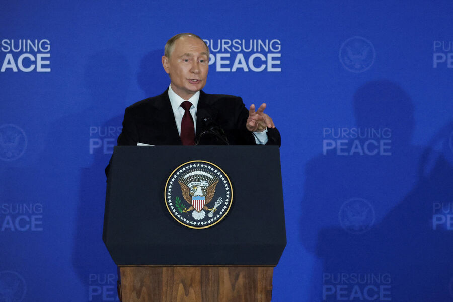 Президент РФ Владимир Путин во время пресс-конференции с&nbsp;президентом США Дональдом Трампом на&nbsp;военной базе Эльмендорф, Аляска, 16&nbsp;августа 2025&nbsp;года