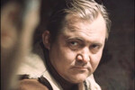 <b>«Место встречи изменить нельзя» (1979)</b>
<br><br>
В культовом сериале Станислава Говорухина Павлов сыграл Сергея Левченко, фронтового товарища Шарапова, который в послевоенные годы становится бандитом (его гибель в финале от рук Жеглова разделяет двух главных героев, отлично друг от друга видящих мир). И сдружился на съемках с Владимиром Высоцким.<br>
«Однажды приехали мы с Высоцким очень рано. Работа предстояла важная, должны были снять сцену, где Жеглов убивает Левченко, то есть меня. Чувствую, настроение у Володи какое-то праздничное. Говорит: «Вить, пойдем, чего покажу. Видишь, машина новая? Это моя. Поехали, прокачу». Сели мы в его «Мерседес», сделали круг. А я ему и предлагаю: «Чего на месте-то топтаться? Поехали на Птичий рынок. Тут рядом». Поехали. Голубей накупили. Привезли птиц на съемочную площадку. Наши там уже собрались, и мы стали у всех на глазах выпускать голубей. Все обалдели от такой прелести. Приступили к съемкам. Я бегу по снегу, Высоцкий в меня стреляет, падаю. Помню, Володя подбегает с бледным лицом, берет мою руку, целует: «Голубятник, вставай. Я тебя никогда не убью», — вспоминал Павлов, большой поклонник птиц.
