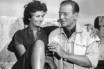 Итальянская актриса Софи Лорен и Джон Уэйн во время съемок фильма «Легенда о потерянном» в Ливии, 1957 год