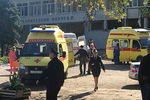 У здания Керченского политехнического колледжа, где произошел теракт, 17 октября 2018 года
