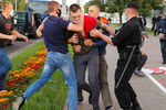 Во время несанкционированной акции оппозиции в поддержку экс-кандидата в президенты Белоруссии Виктора Бабарико в центре Минска, 14 июля 2020 года