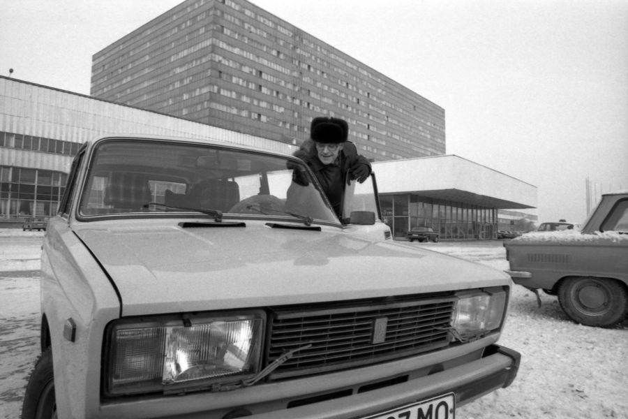 Игорь Кириллов около&nbsp;главного здания телецентра Останкино, 1986&nbsp;год
