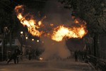 Полиция пытается остановить агрессоров, швыряющих тяжелые предметы и бутылки с «коктейлем Молотова» в сторону мраморных стен и перил.