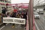 Полиция также сообщила, что в десяток финансовых учреждений были высланы пакеты с безвредным порошком белого цвета и надписью: «С Первым мая. Это напоминание о том, что вы не в состоянии контролировать».