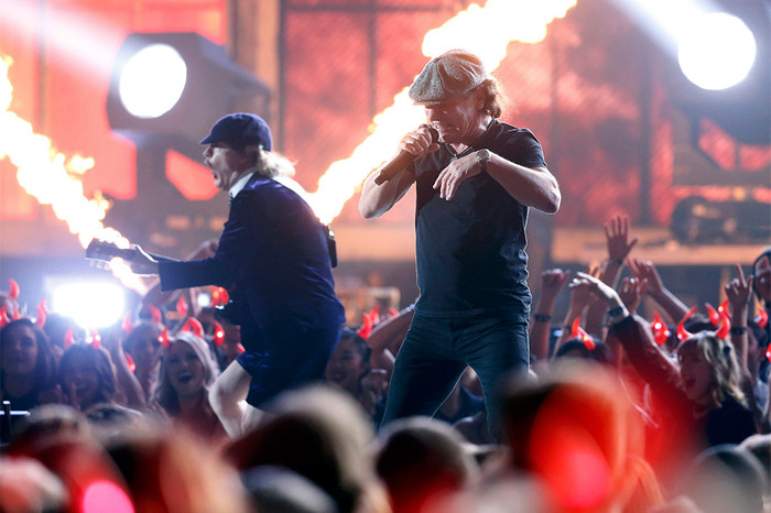 Группа AC/DC выступает на 57-й церемонии вручения «Грэмми»